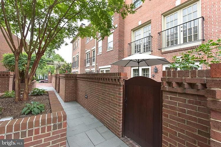 1st image of 682 S Columbus St