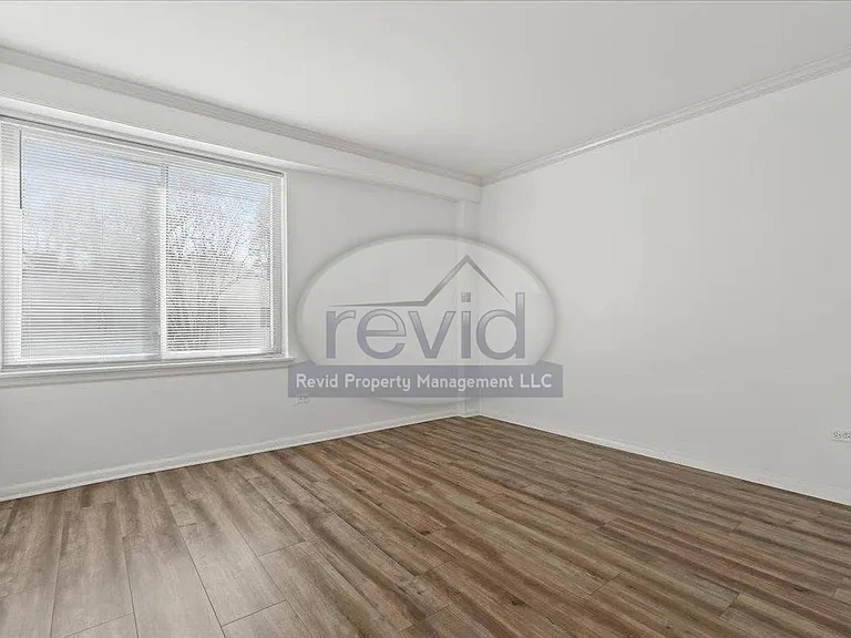 585 E Pkwy S #10 — Photo 7