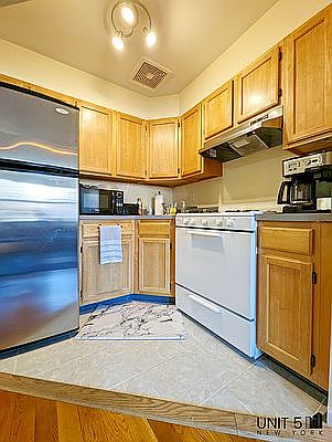 3rd image of 158 Jefferson Ave #2