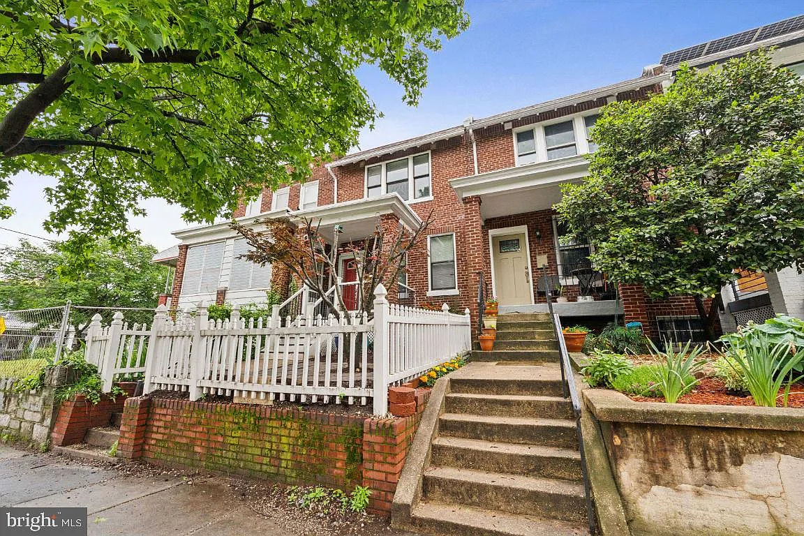 237 Douglas St NE photo 1