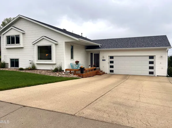 1726 Volk Dr, Bismarck, ND 58501