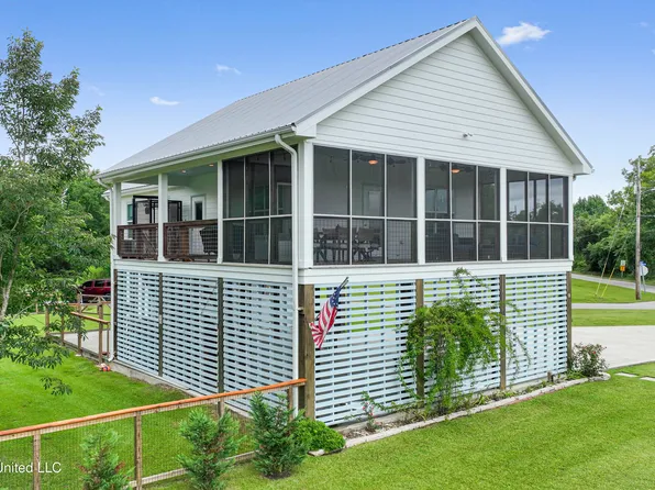 227 Farve St, Waveland, MS 39576