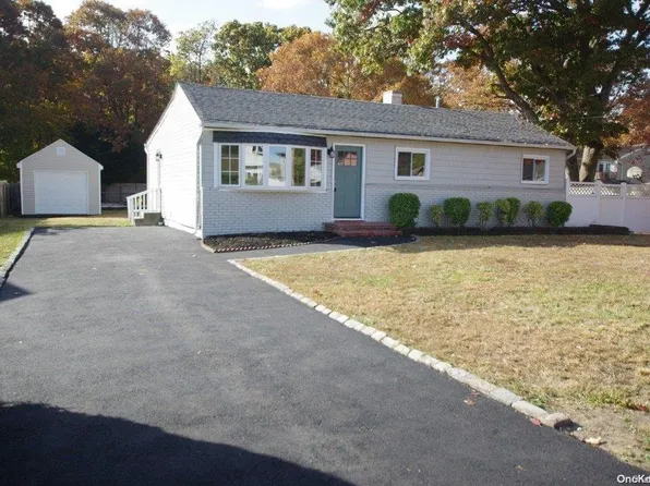 34 E Oakdale Street, Bay Shore, NY 11706