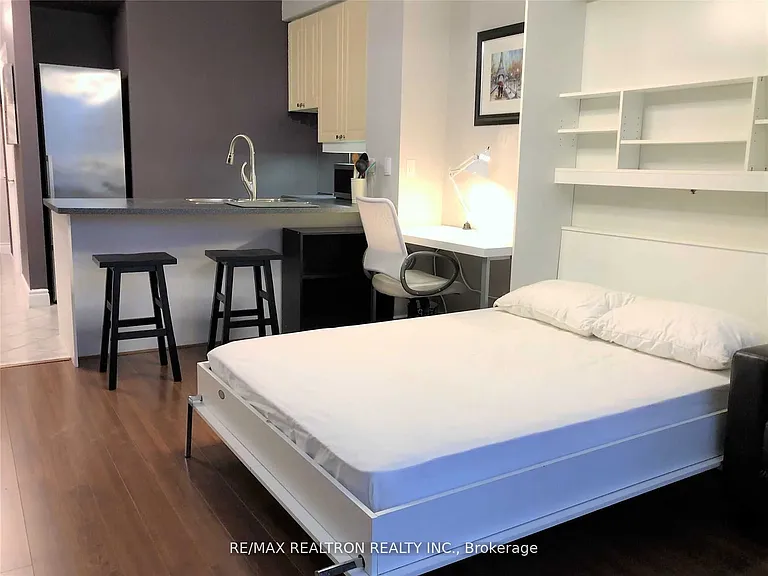 555 Yonge St #508 — Photo 7