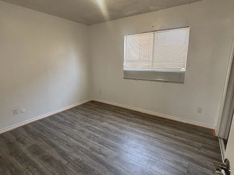 913 E Hyde Park Blvd #B — Photo 8