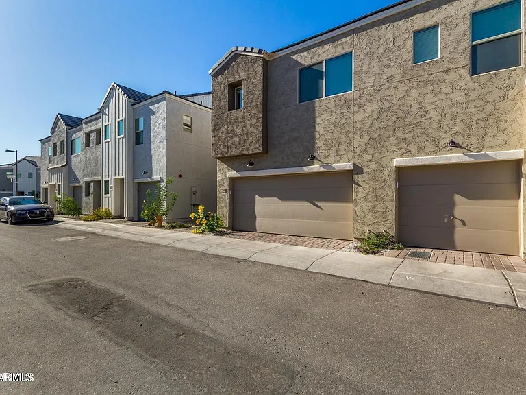 2268 W Laurie Ln — Photo 2