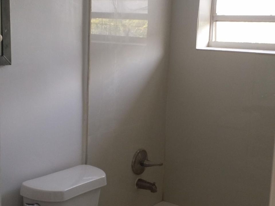2nd image of 622 NW 21st Ter APT 2