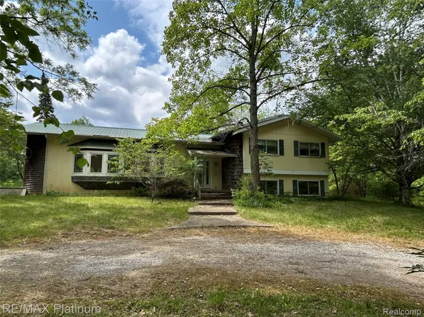 2625 Preston Ln, Howell, MI 48855