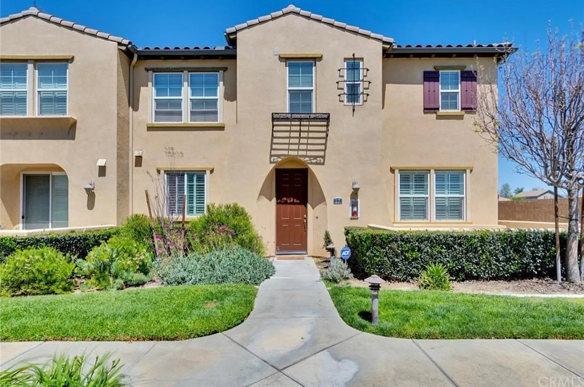 2750 E Oak Hill Dr — Photo 1
