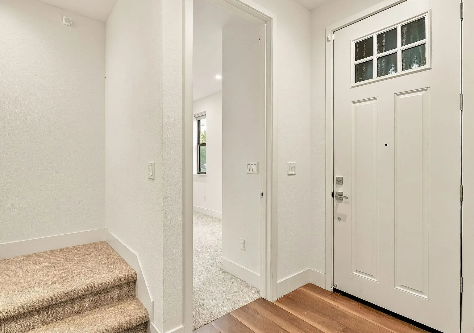 Bright Corner 3 Bed 3.5 Bath Townhome in Mountain View's Montecito Community — Photo 3
