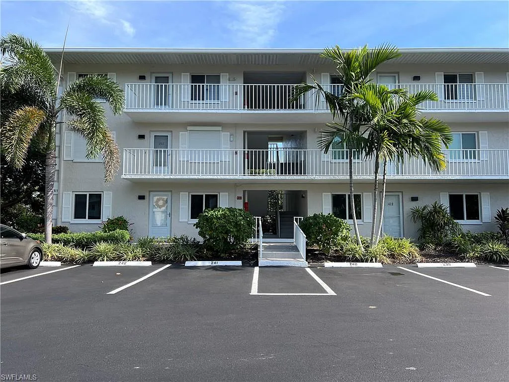2 bed, 2.0 bath, 1100 sqft, $5,000 — Photo 2