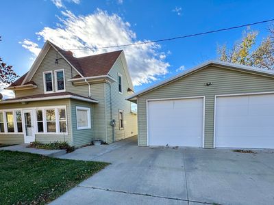 311 3rd St NE, Belfield, ND, 58622