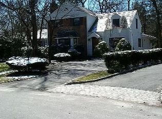 48 Wickham Rd, Roslyn Heights, NY 11577