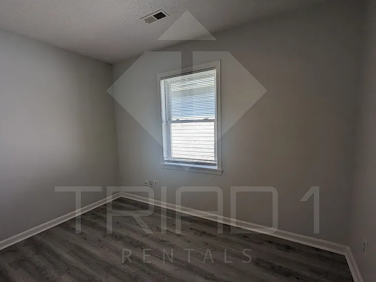 1001 E Bragg St — Photo 21