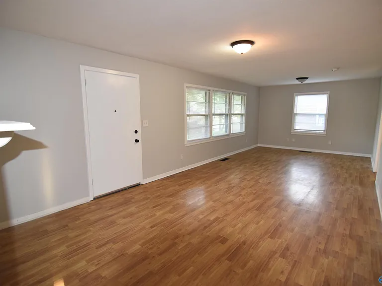411 Ewing Dr — Photo 10