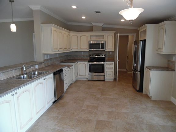 5th image of 1081 W Lakeview Dr