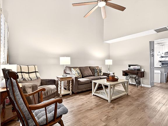 4th image of 300 Yellow Hawthorn Cir