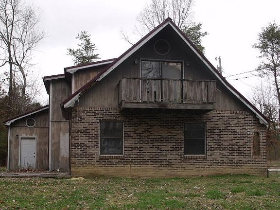 3rd image of 714 Old Cemetery Rd