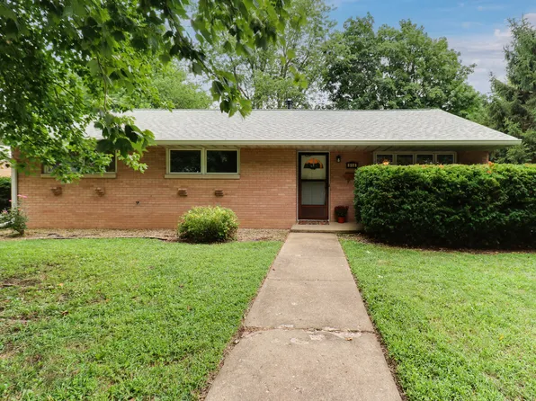 916 Parmon Rd, Bloomington, IL 61701