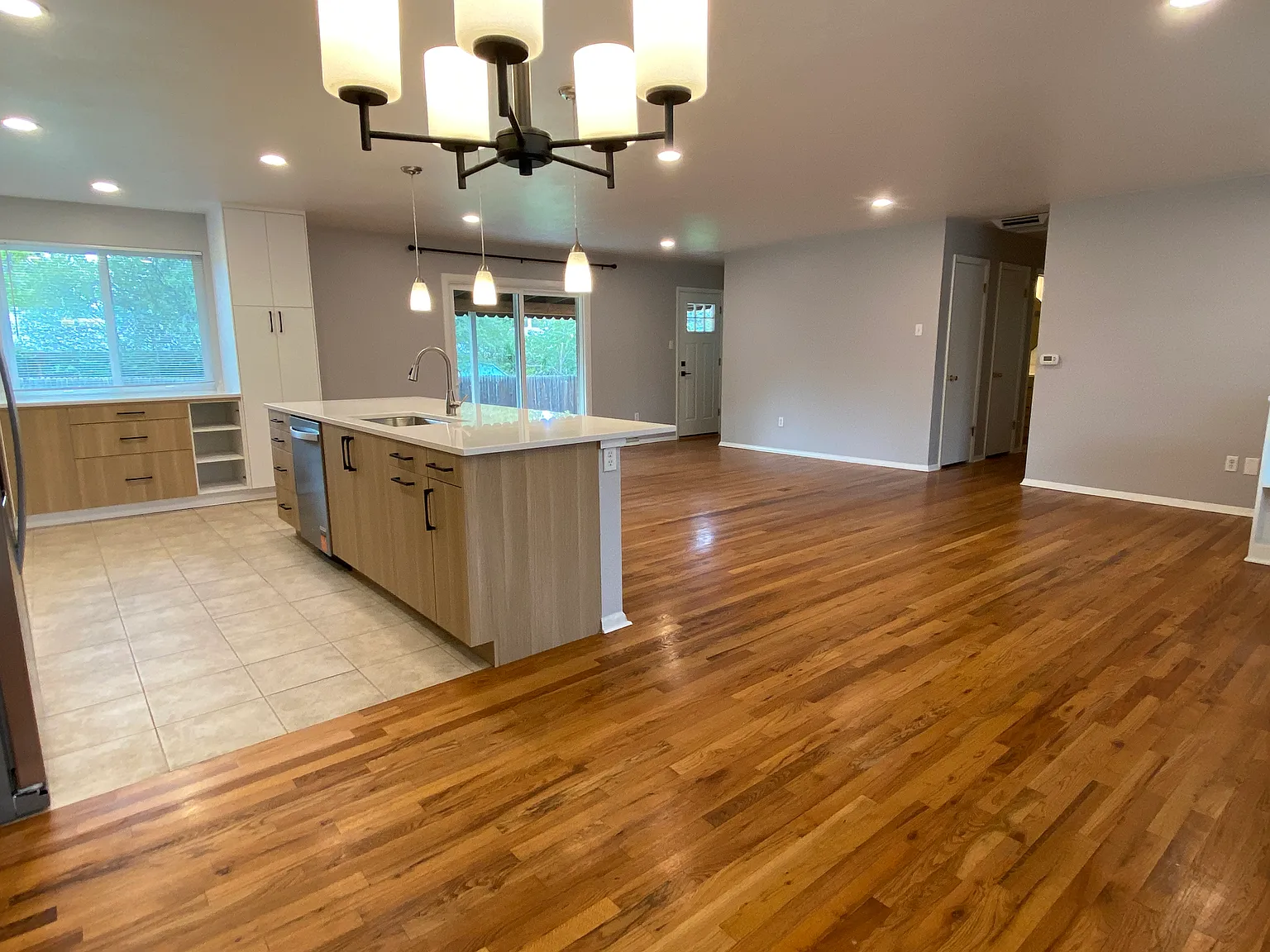 3 bed, 1.5 bath, 1323 sqft, $2,750 — Photo 3