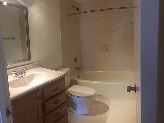 3rd image of 800 NW 106th Ave #4B6-1