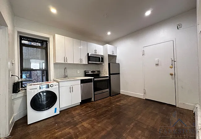 196 Clinton Ave — Photo 1