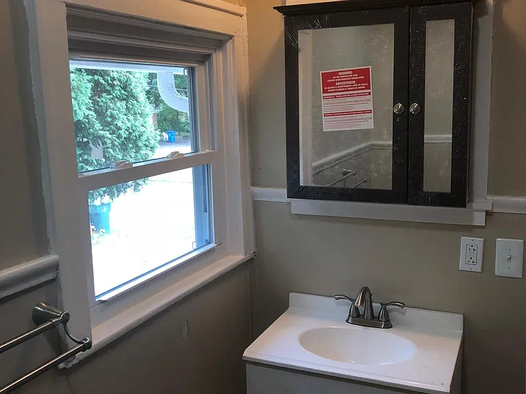 202 Cottage St #UPSTAIRS — Photo 7