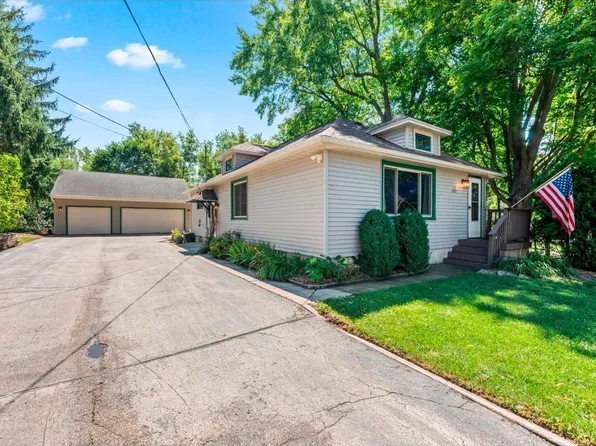 N52W35379 W Lake DRIVE, Oconomowoc, WI 53066