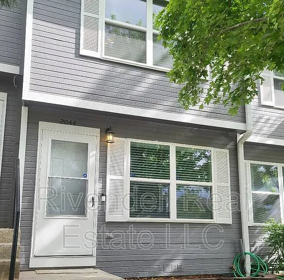 2044 Oakcrest Cir — Photo 1