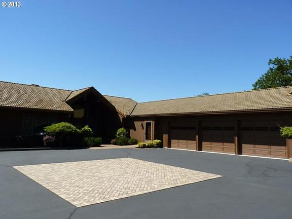 2nd image of 480 SE Summit Dr