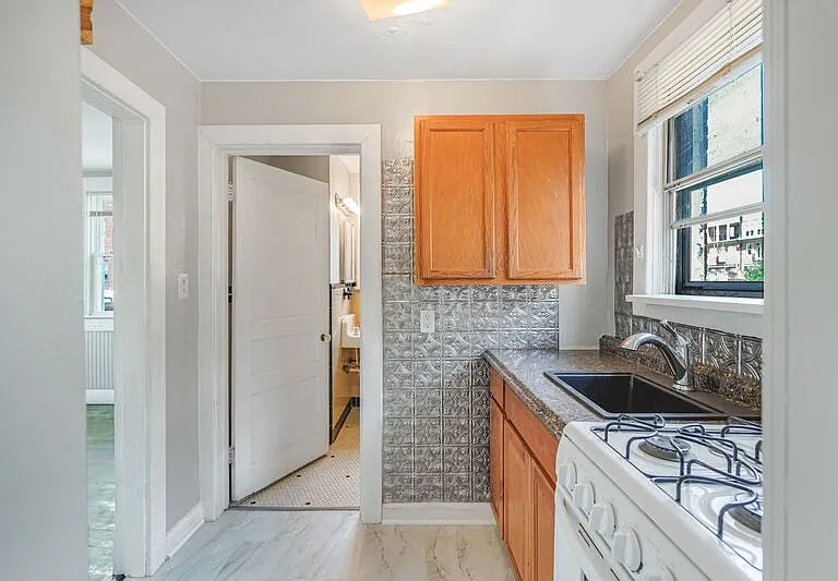 1004 Prince Edward St #3 — Photo 4