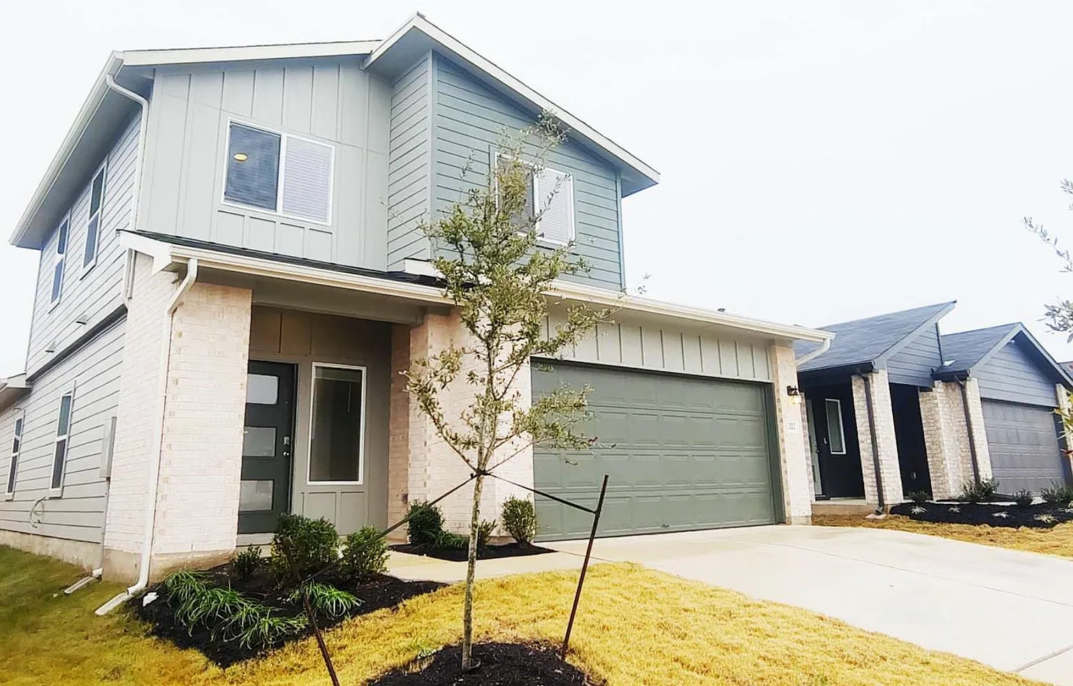 4 bed, 3.0 bath, 2042 sqft, $1,925 — Photo 2
