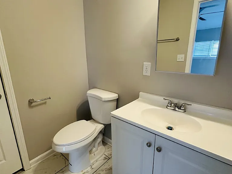 252 N Hollywood St — Photo 9