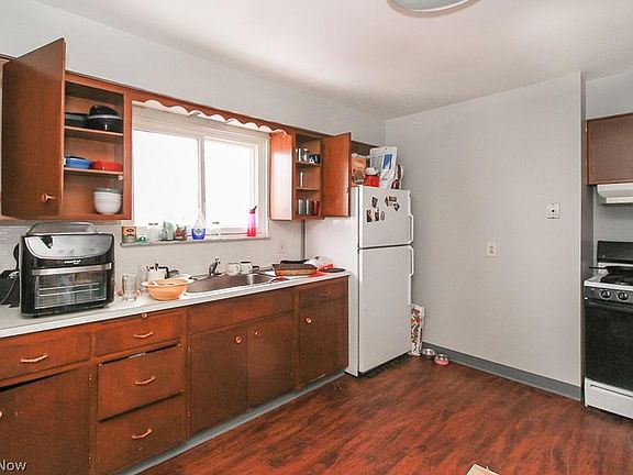 3rd image of 942 E 216th St