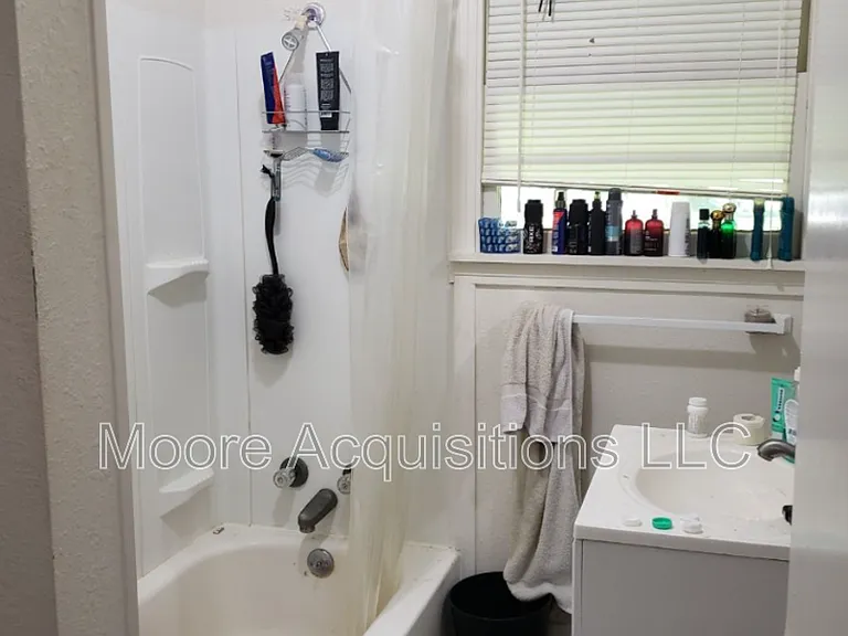 1306 N Travis St — Photo 12