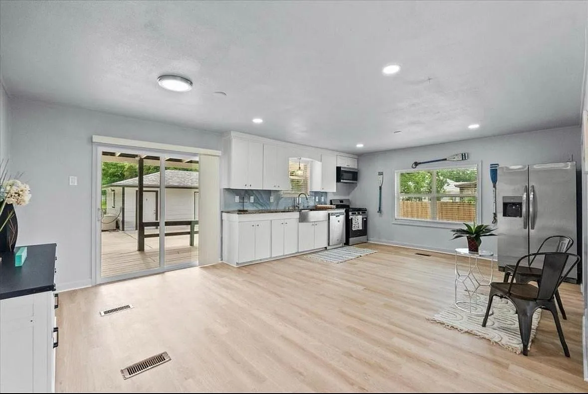 3 bed, 1198 sqft, $1,950 — Photo 4