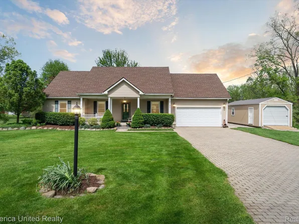 2121 Princeton St, Howell, MI 48843