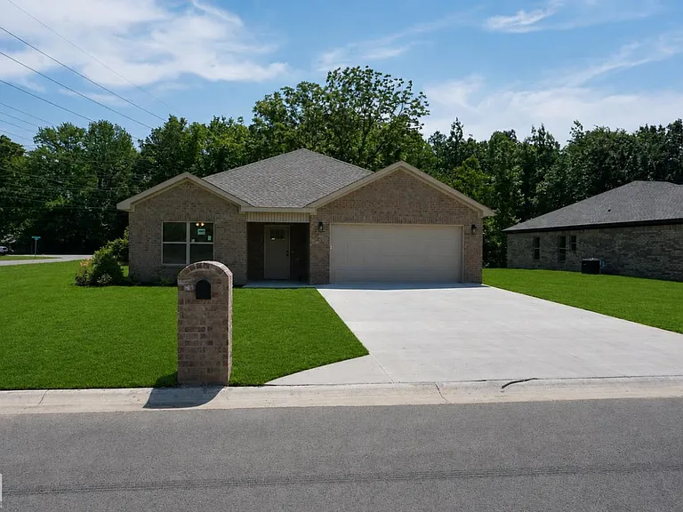 5400 Lotus St — Photo 2