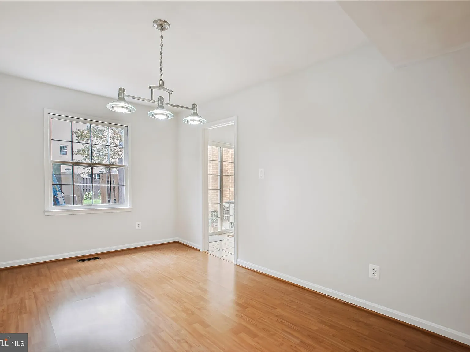 3 bed, 3.5 bath, 1302 sqft, $3,300 — Photo 4