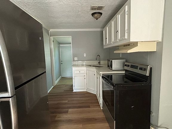 3rd image of 1902 Louise Ave #D