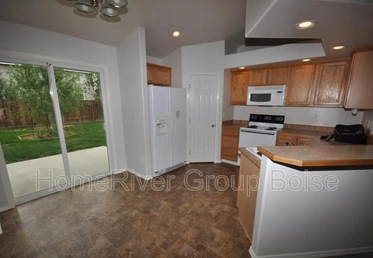 3872 N Weston Ave — Photo 4
