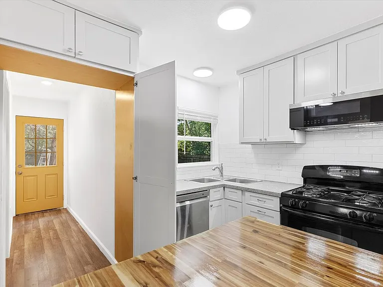 1215 E 12th St — Photo 17