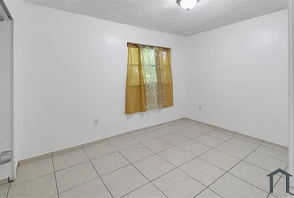 12020 NW 34th Pl — Photo 4