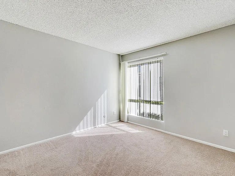 5830 Reseda Boulevard — Photo 48