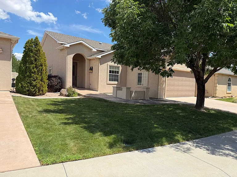 1825 Venetian Dr — Photo 2