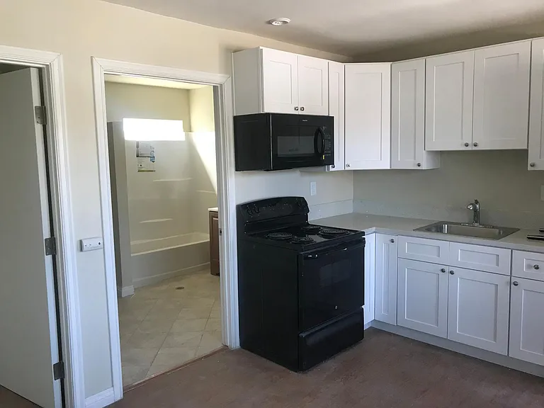 451 W 9th St #5 — Photo 3