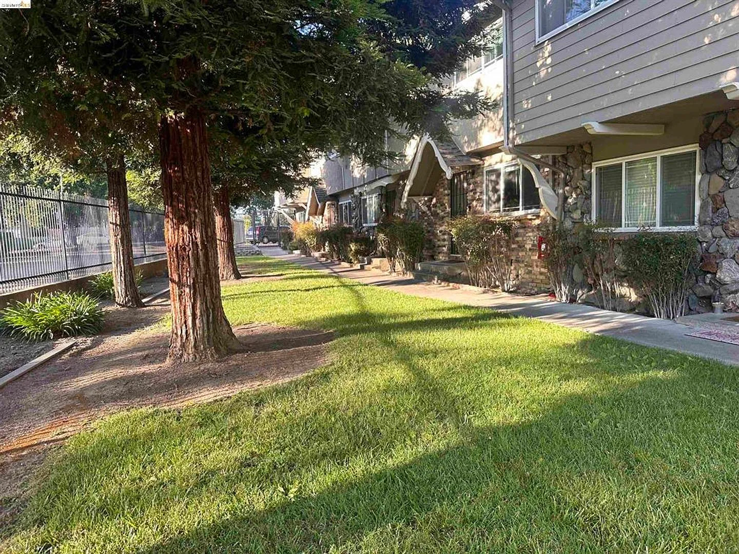 2 Bedroom & 1.5 Bathroom Pleasanton Townhome Apartment!! — Photo 4