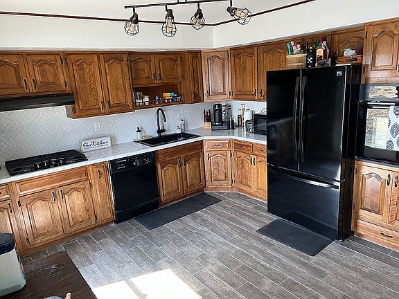 3rd image of 707 W Oak St