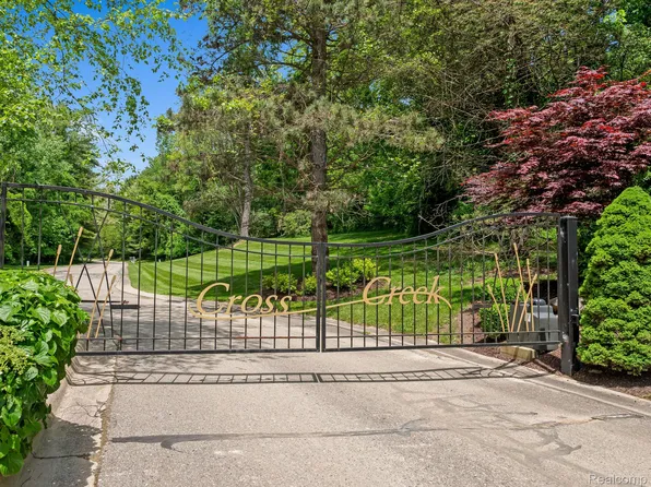 9970 S Cross Creek Dr W, South Lyon, MI 48178