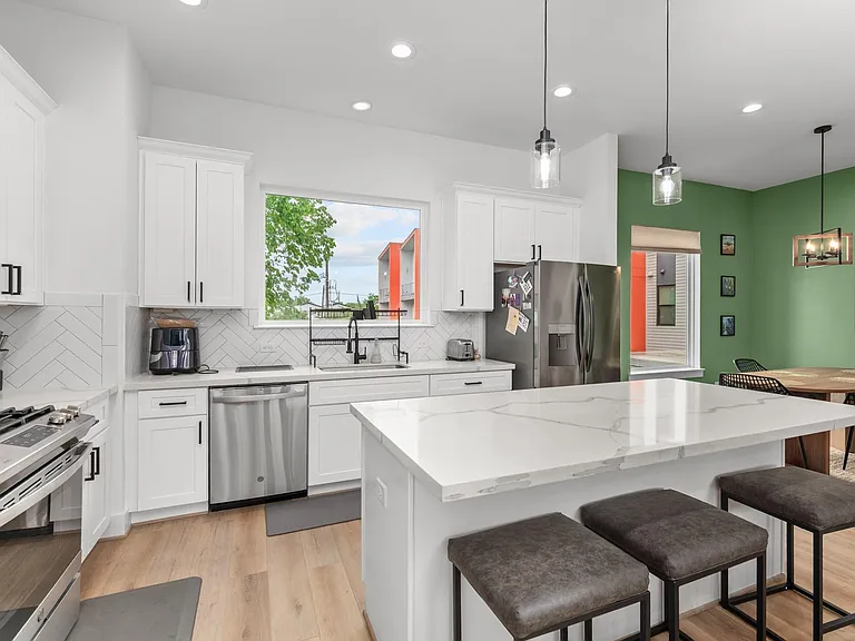 3030 Live Oak St — Photo 5